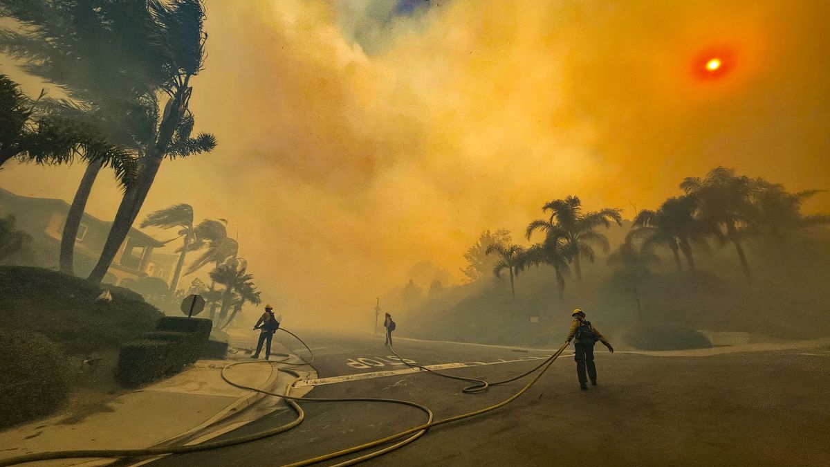 Fotky: Lesní požáry pustoší luxusní domy na pobřeží jižní Kalifornie